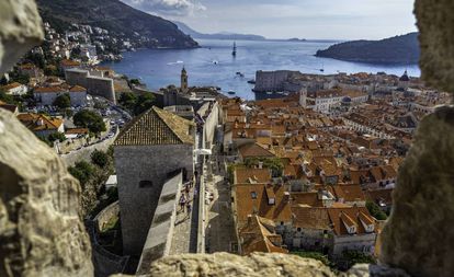 Panorámica de las murallas y el centro histórico de Dubrovnik, en la costa de Dalmacia (Croacia).